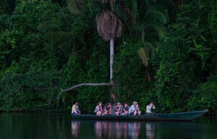 Kayak en la Amazonía de Tambopata, Perú